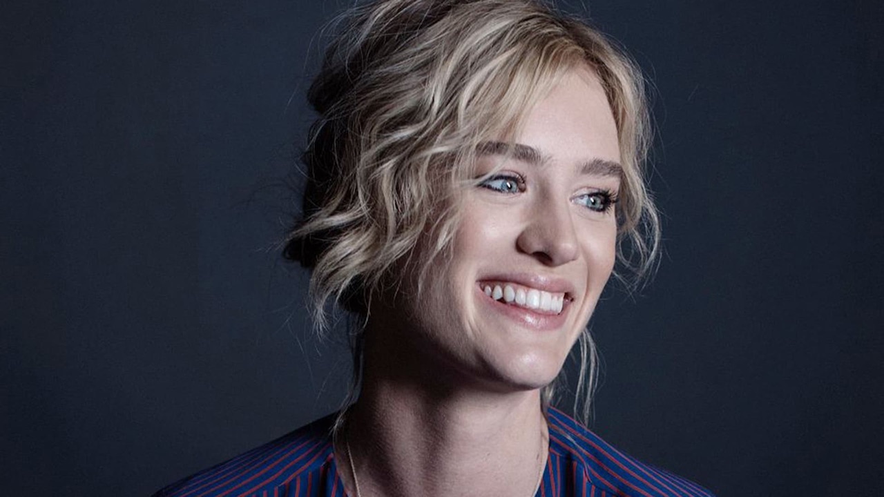 Irresistible: Mackenzie Davis nel cast della commedia satirica di Jon Stewart