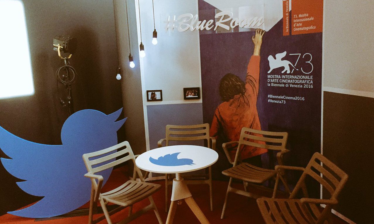 Novità a Venezia 73 con la #BlueRoom di Twitter. Si inizia con Emma Stone!