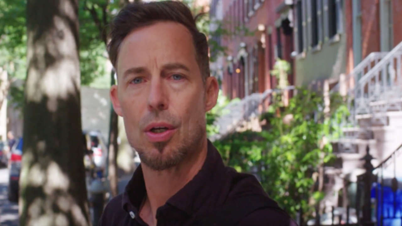 Tom Cavanagh interpreta se stesso nella web series Village Idiot