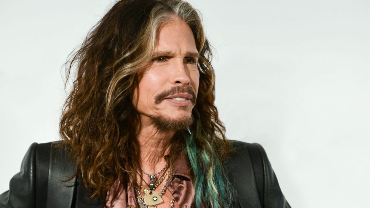 Steven Tyler di nuovo in rehab per dipendenza dalla droga: il frontman degli Aerosmith e padre di Liv Tyler fa saltare il tour della band