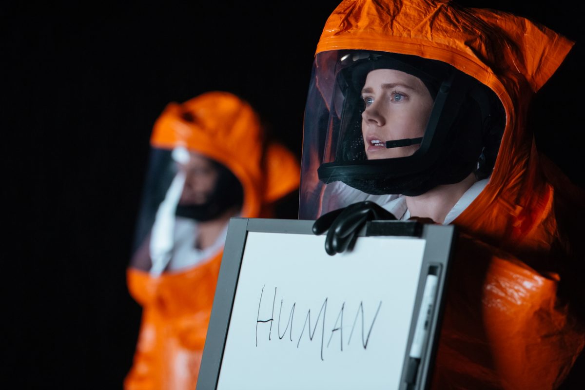 Amy Adams a contatto con gli alieni nelle due clip di Arrival