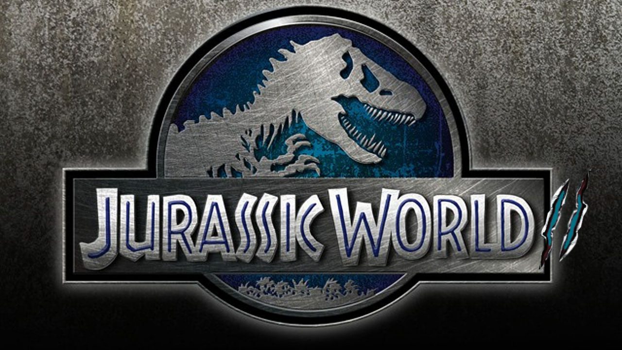 Jurassic World: il regista JA Bayona gioca con i burattini di dinosauro sul set
