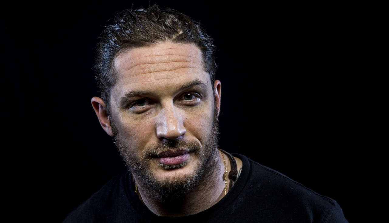 Tom Hardy parla a torso nudo della scommessa fatta con Leonardo DiCaprio