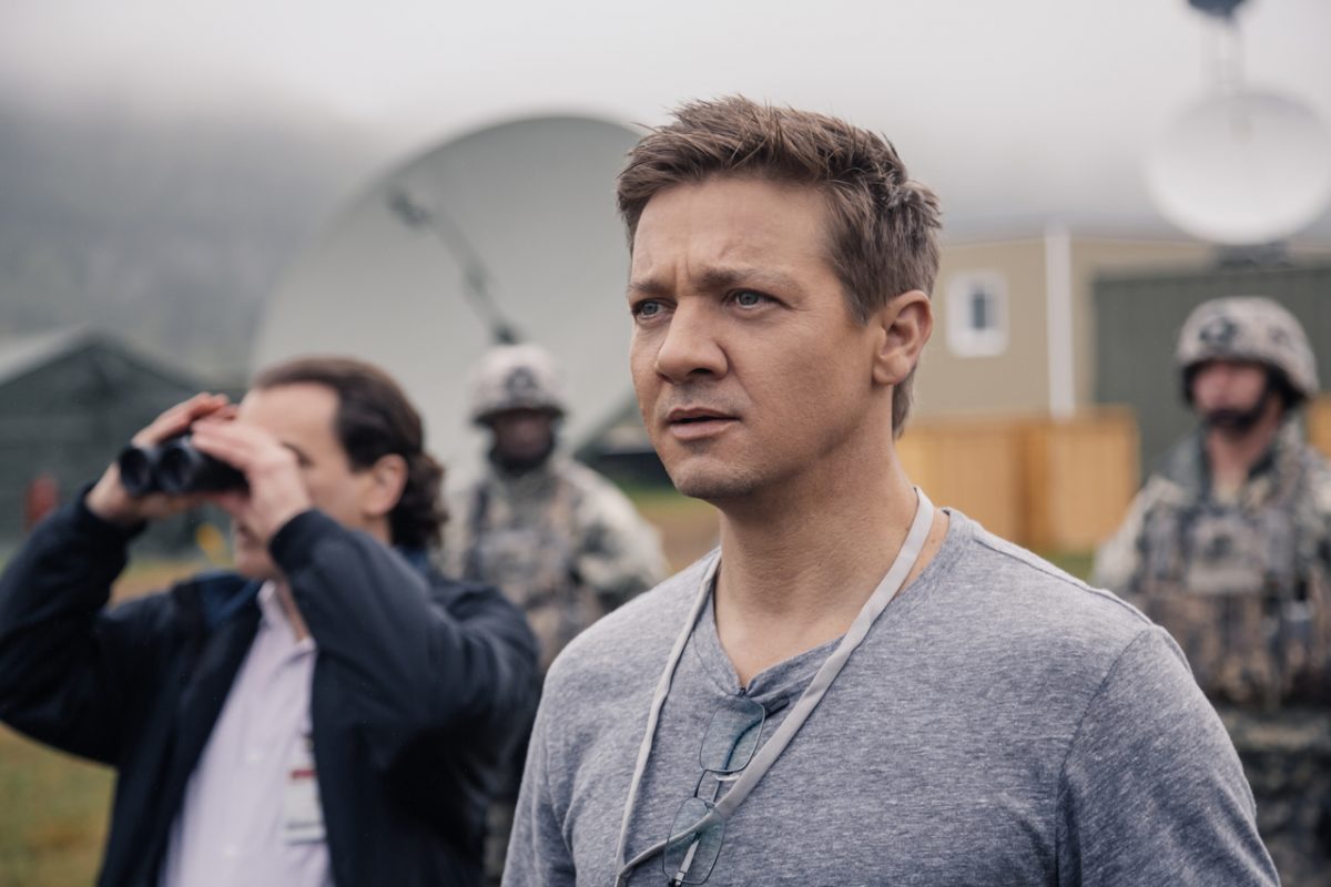 Arrival: il personaggio di Jeremy Renner in una nuova featurette