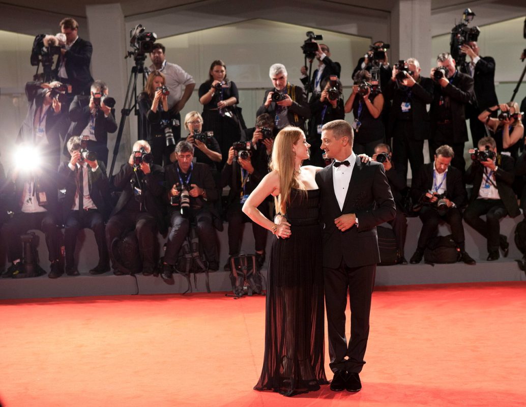 Venezia 73 – Arrival: Amy Adams e Jeremy Renner nelle foto dal red carpet