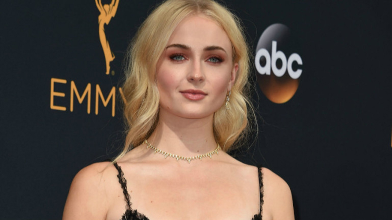 Il Trono di Spade: Sophie Turner agli Emmy 2016 con un nuovo tatuaggio