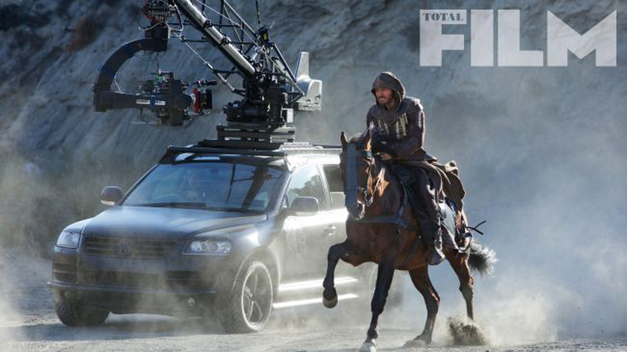 Assassin's Creed: Michael Fassbender in azione nelle nuove foto dal set