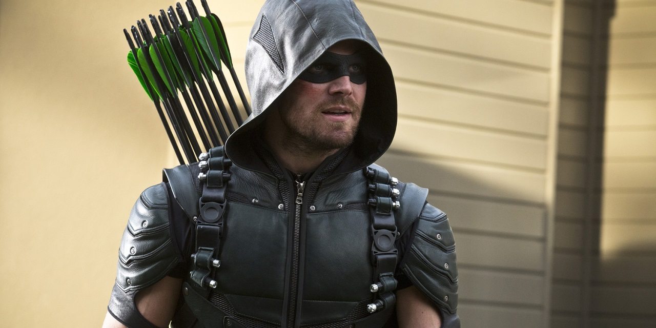 Arrow 5: Stephen Amell indosserà il costume della prima stagione