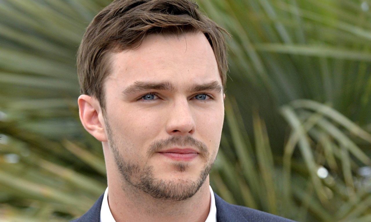 Avete visto la fidanzata di Nicholas Hoult? È una modella super sexy e gli ha insegnato a spogliarsi per The Great