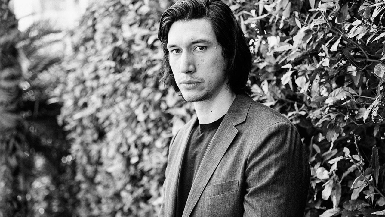 Adam Driver mostra i muscoli e parla di sé sulla rivista Interview