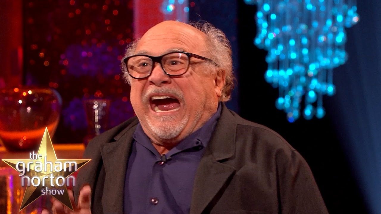 Danny DeVito racconta di essere stato attaccato da una scimmia sul set di Batman Returns