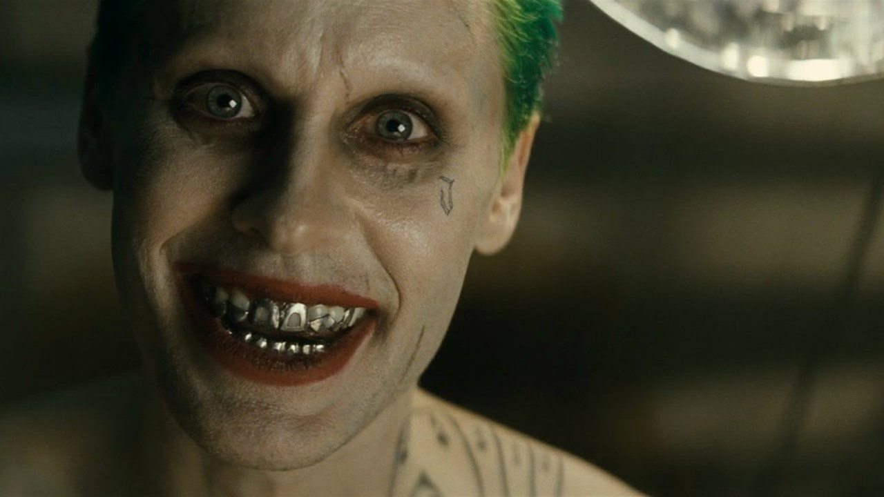 Suicide Squad: Ike Barinholtz ricorda il bacio di Jared Leto durante una scena del film