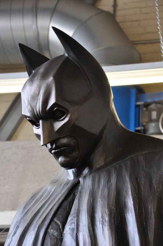 Il cavaliere oscuro - Il ritorno: la statua di Batman nelle immagini dal dietro le quinte
