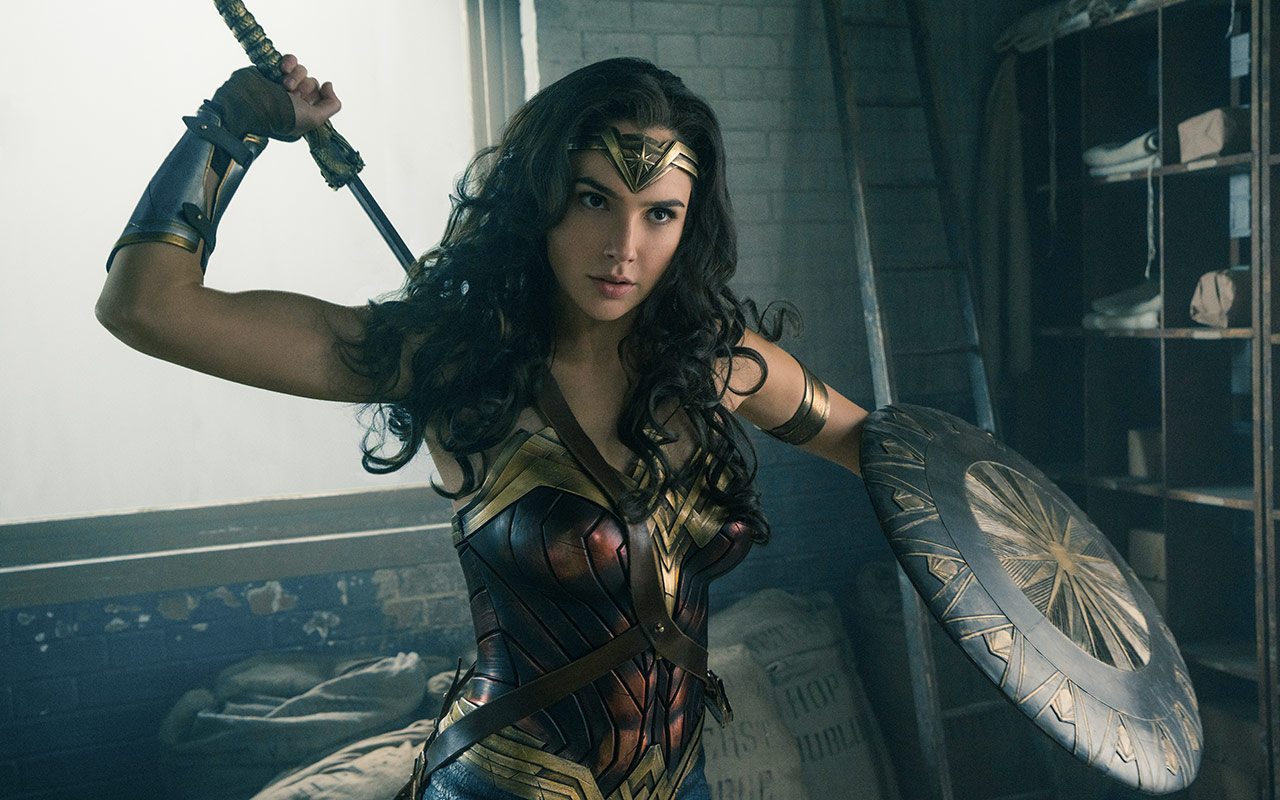 Wonder Woman: Gal Gadot ruba la spada amazzone God Killer in una nuova foto