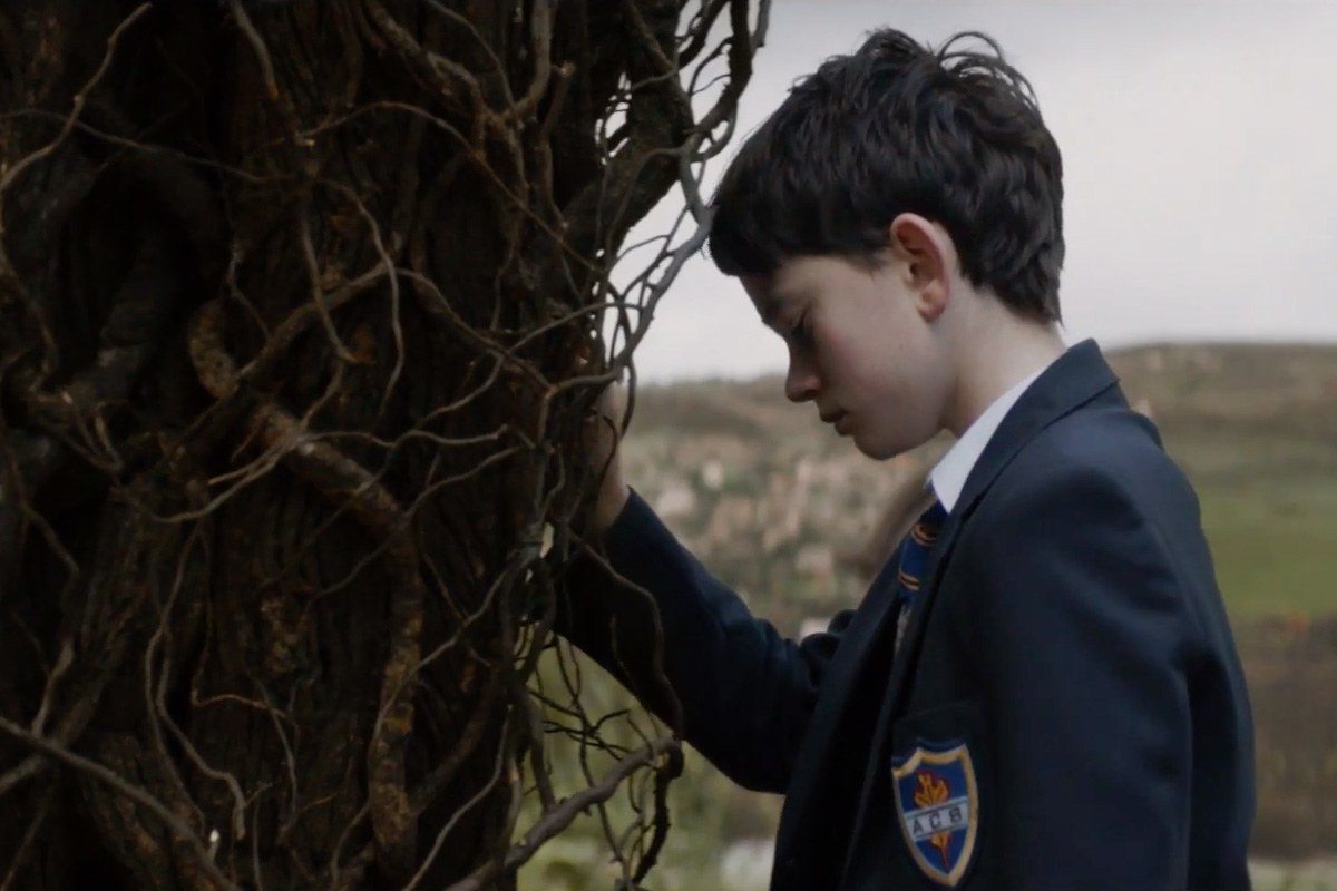 A Monster Calls: Liam Neeson promuove il film leggendo il primo capitolo del romanzo