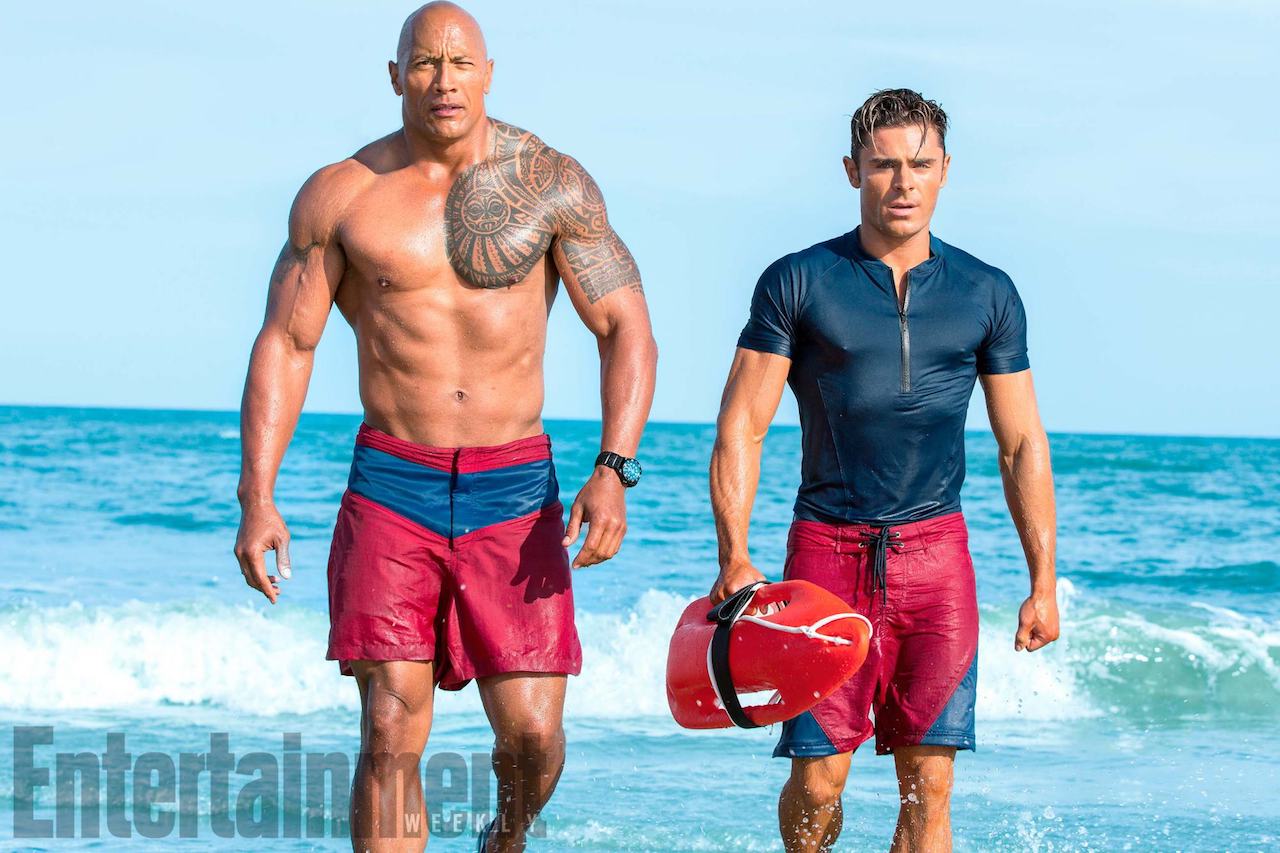 The Rock e Zac Efron sono pronti a tuffarsi nella nuova foto di Baywatch