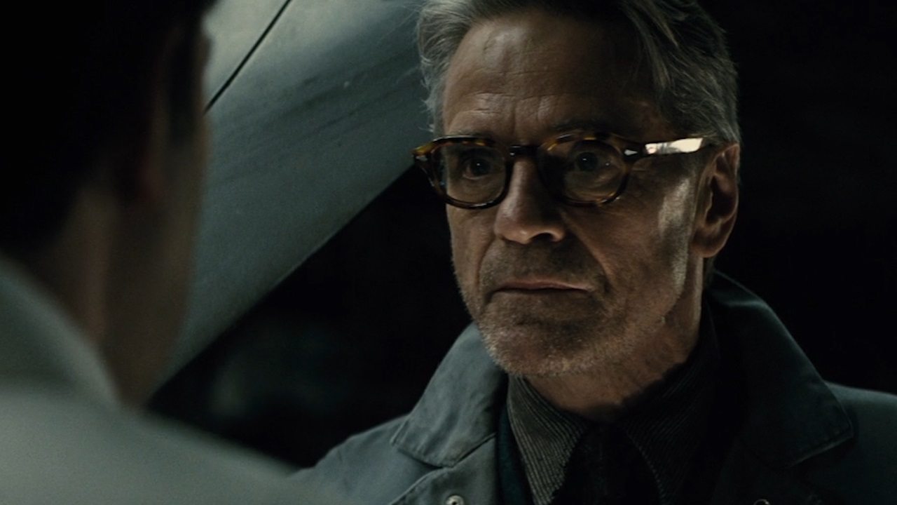 Jeremy Irons: “Alfred è fondamentale per gli eroi in Justice League”