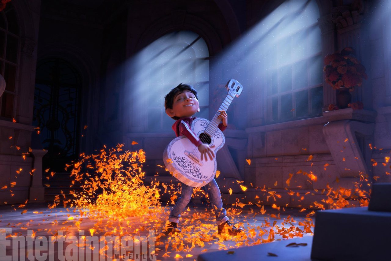Coco: Miguel alla chitarra nella prima immagine del film Pixar