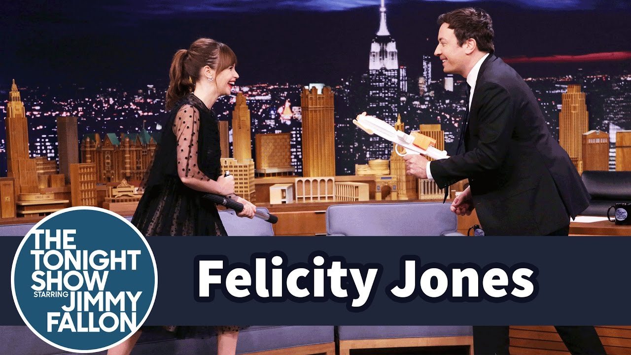 Rogue One: A Star Wars Story – Felicity Jones mostra le sue migliori mosse al Jimmy Fallon