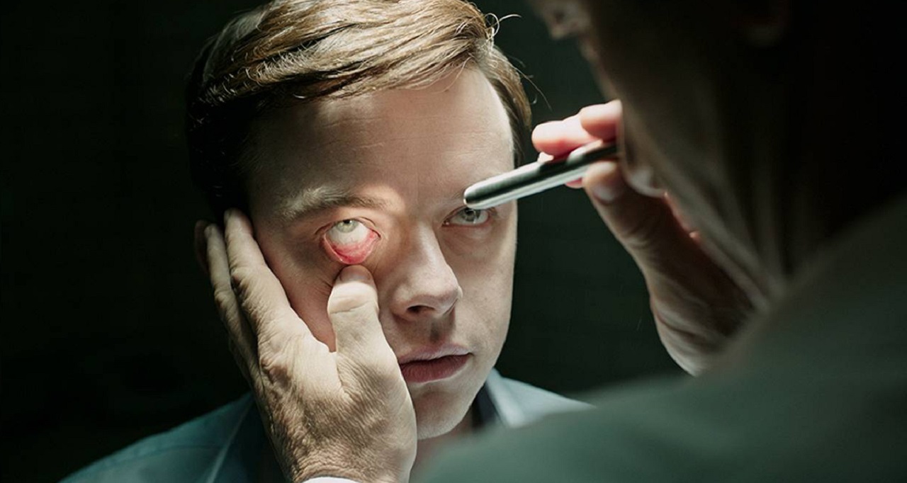 La cura dal benessere: Dane DeHaan protagonista della prima clip