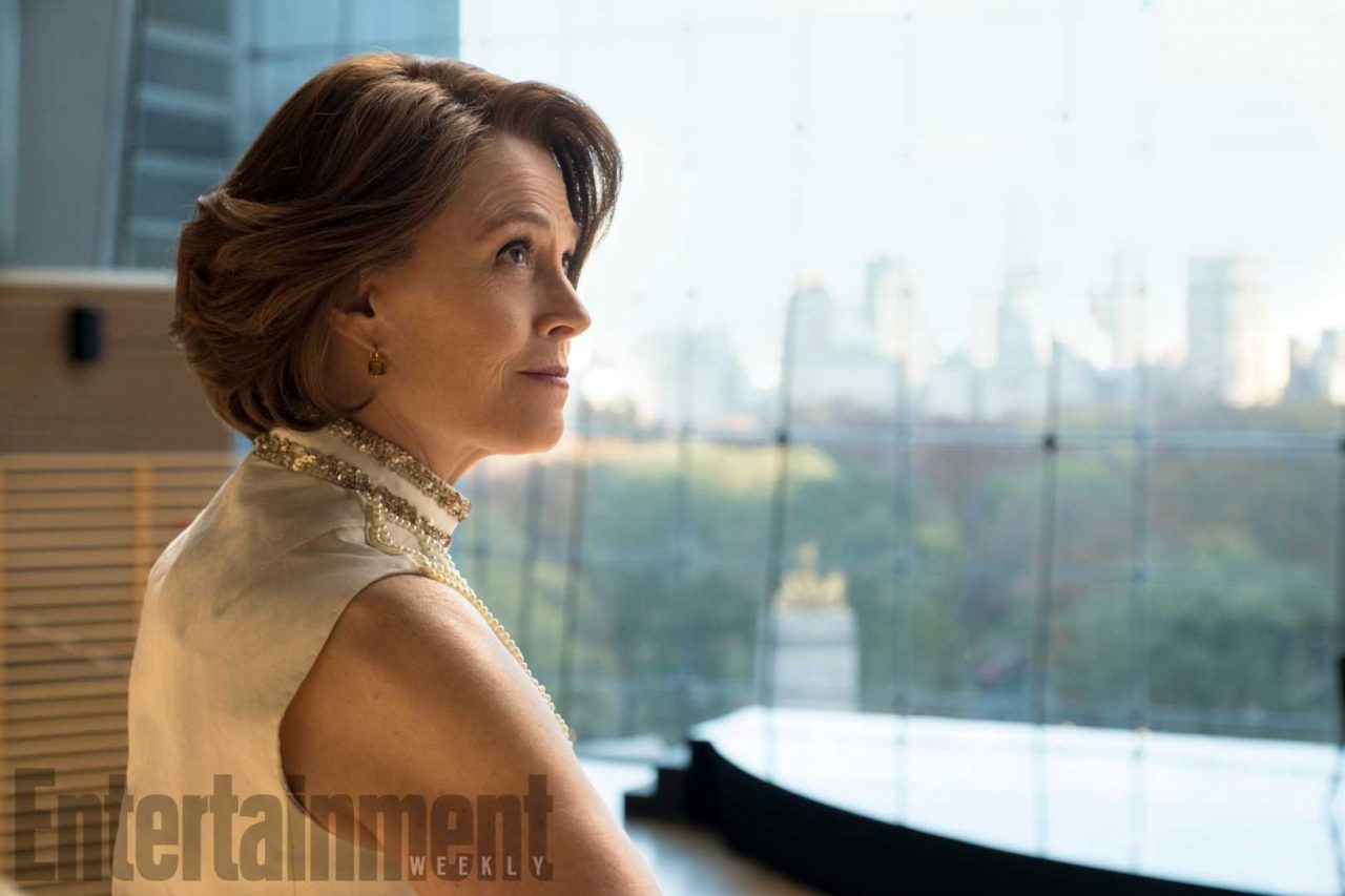 The Defenders – Sigourney Weaver è la villain Alexandra nelle nuove foto dal set