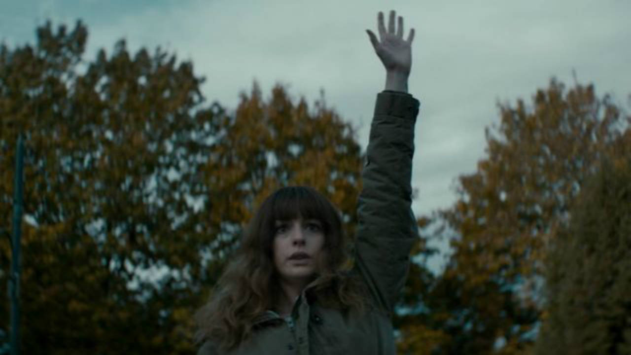 Colossal: Anne Hathaway protagonista del nuovo poster del film