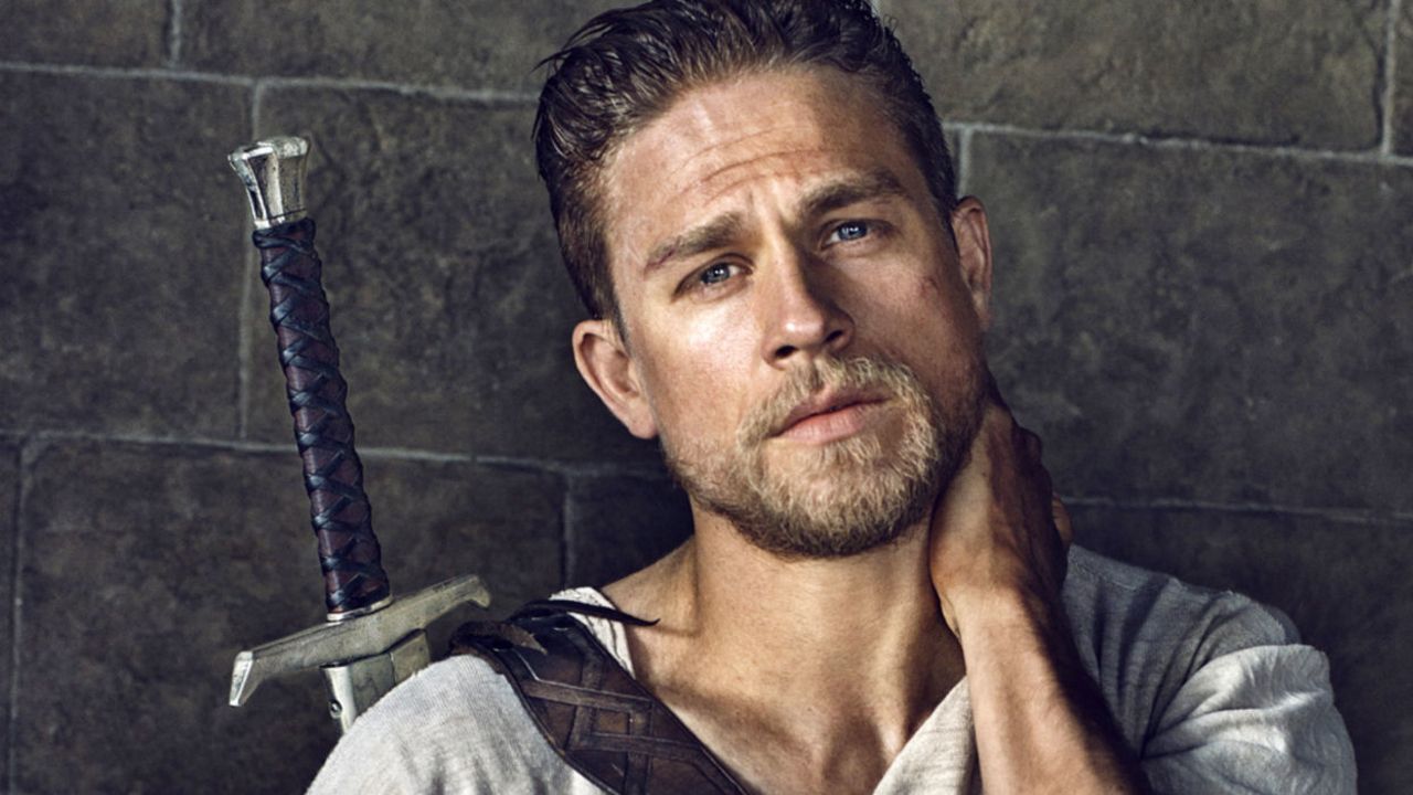 King Arthur – Il Potere della Spada: Charlie Hunnam impugna Excalibur nelle nuove foto