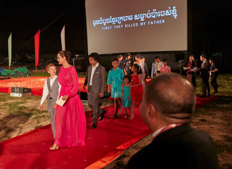 First they killed my father: le foto della première cambogiana del film di Angelina Jolie