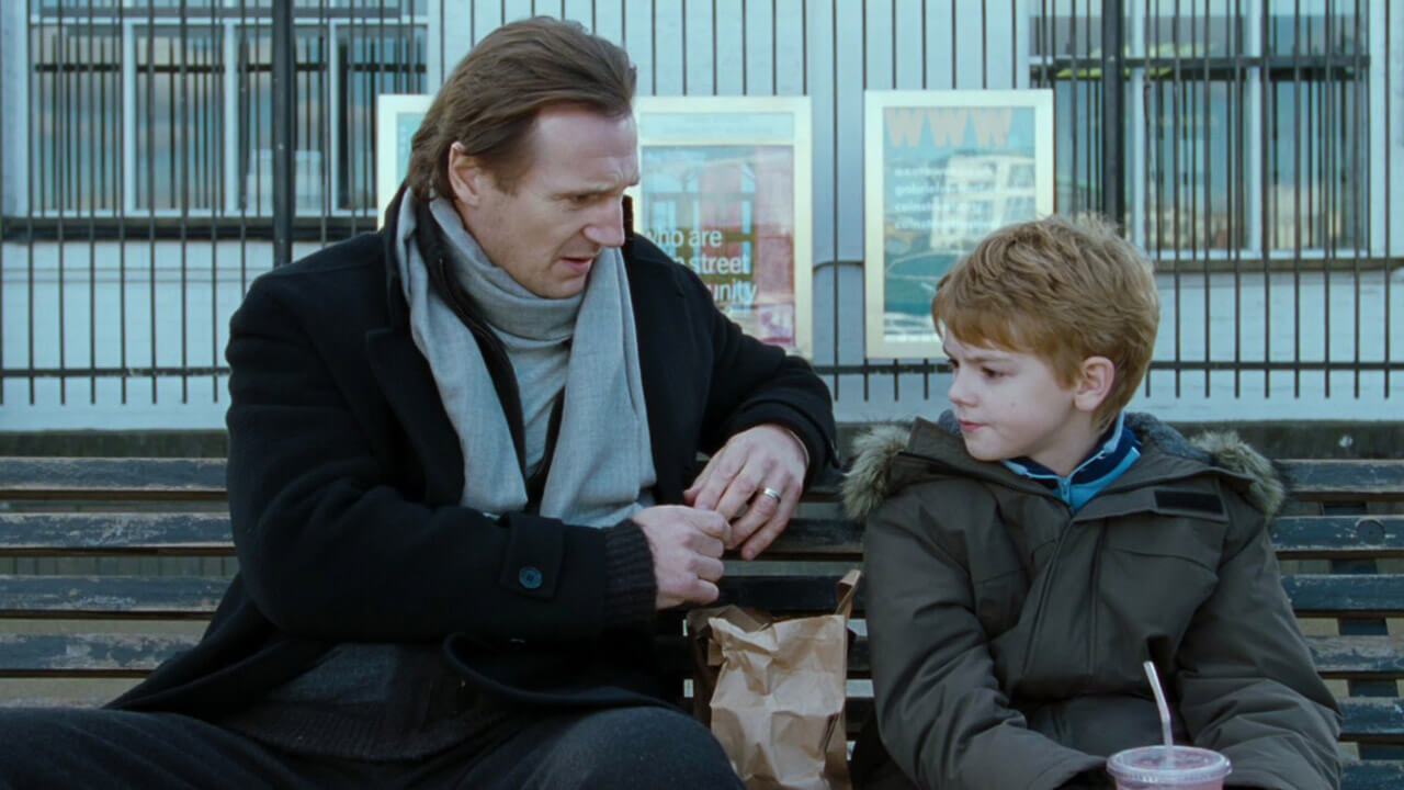 Love Actually: primo sguardo a Liam Neeson sul set del corto per il Red Nose Day