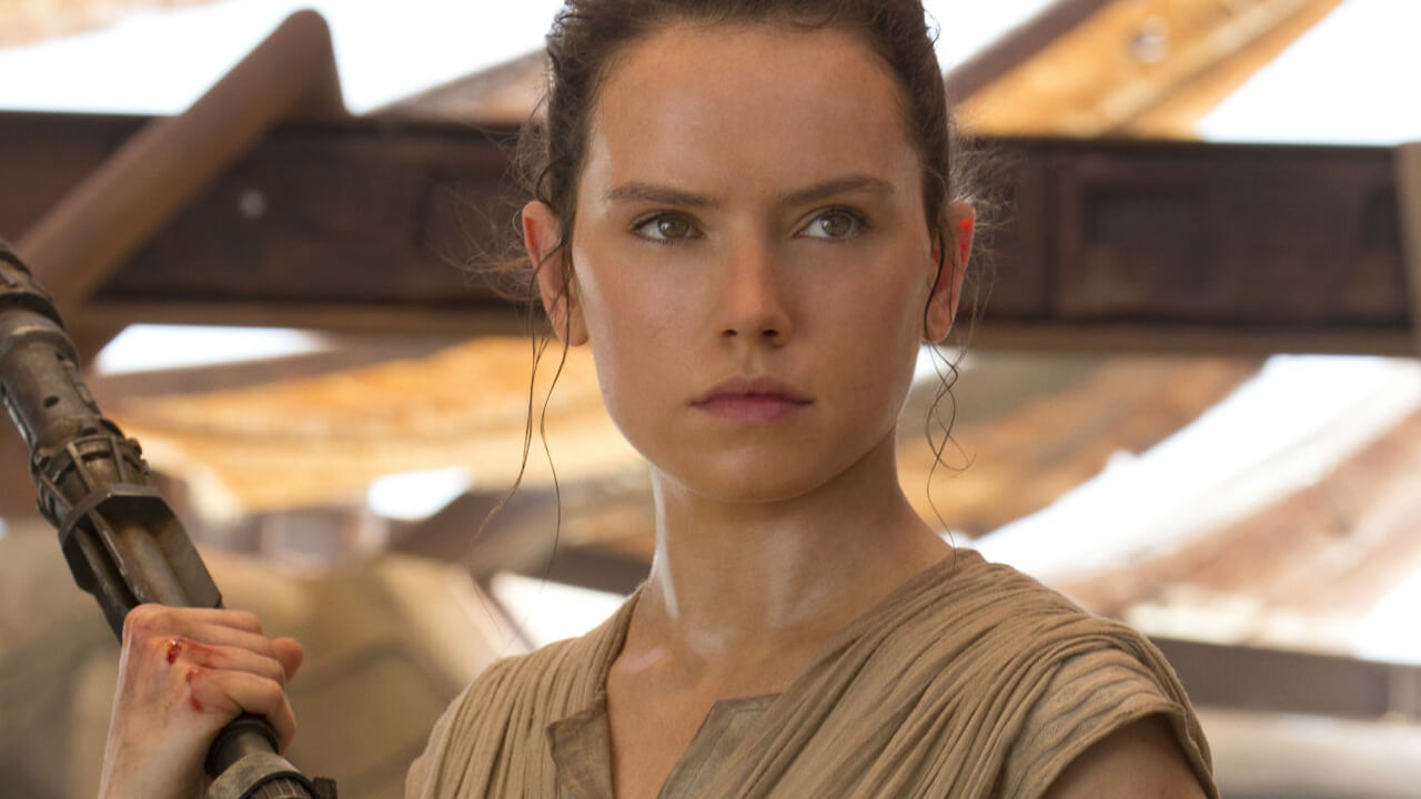 Daisy Ridley: ” Carrie Fisher mi avvertì sulle difficoltà amorose dopo Star Wars”