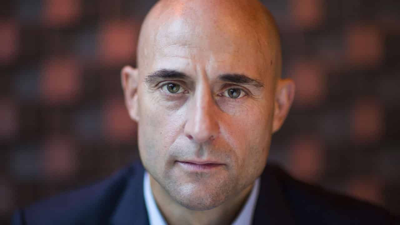 Mark Strong si prepara per interpretare il Dottor Sivana in Shazam [VIDEO]