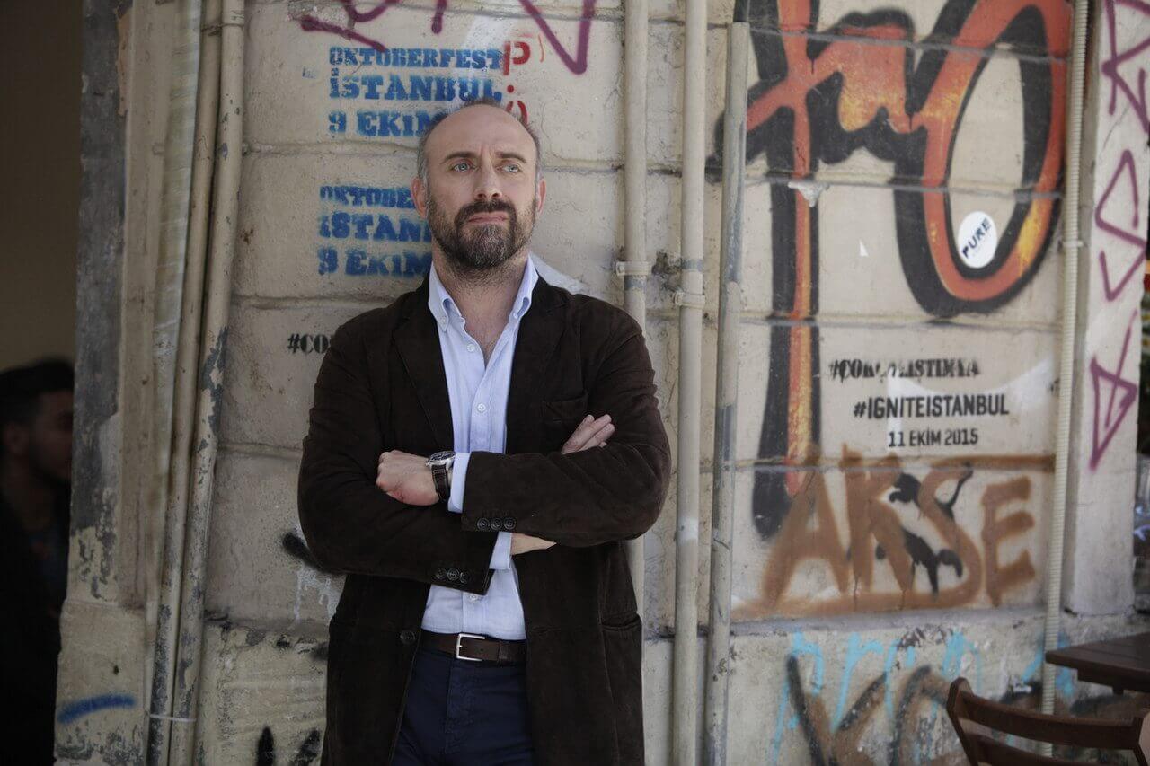 Rosso Istanbul: recensione del film di Ferzan Ozpetek