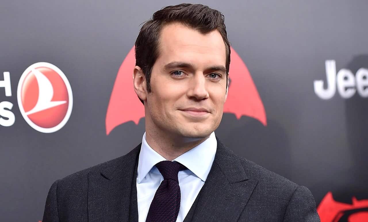 Henry Cavill mostra un nuovo look sul set di Mission: Impossible 6