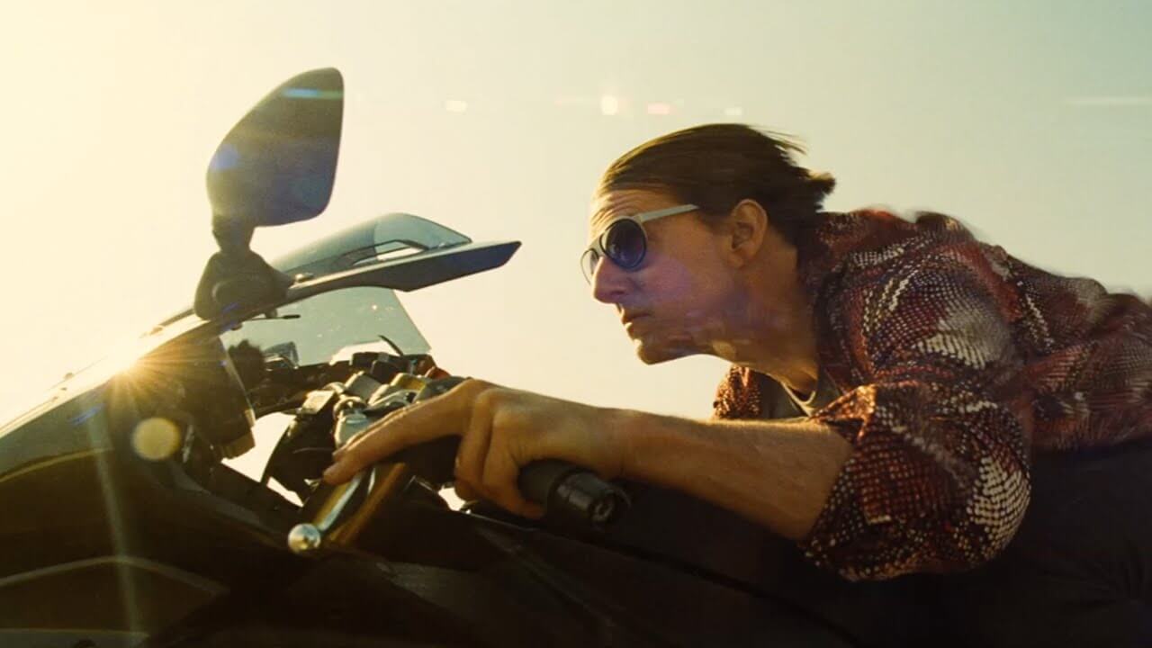 Tom Cruise su una motocicletta nelle nuove foto dal set di Mission: Impossible 6