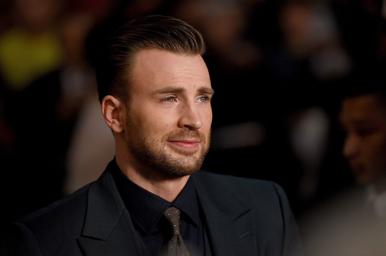 Chris Evans legge delle favole sui supereroi in un programma per bambini