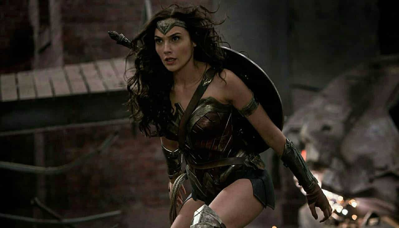 Gal Gadot splende nei panni di Wonder Woman nel nuovo poster