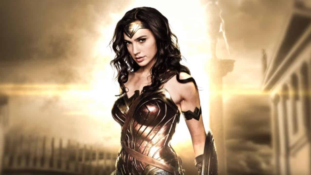 Gal Gadot impugna spada e scudo nella nuova cover con Wonder Woman