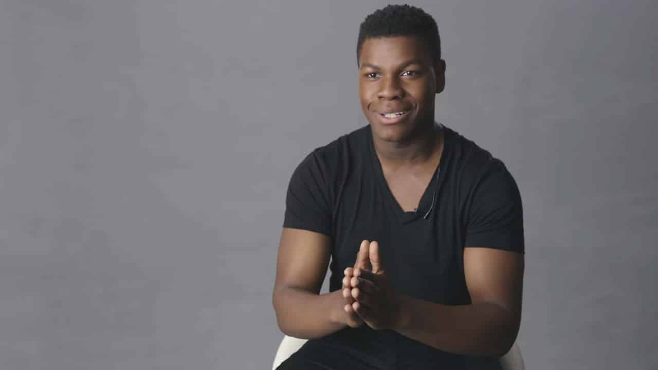 John Boyega riempie Adam Driver di abbracci sul set di Star Wars