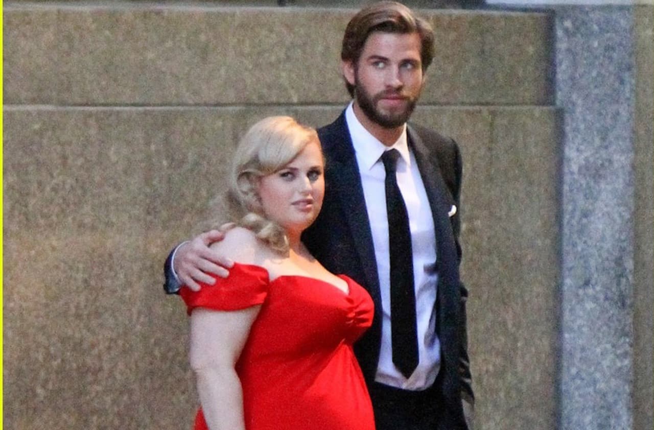 Isn’t it romantic: Liam Hemsworth e Rebel Wilson si baciano appassionatamente sul set