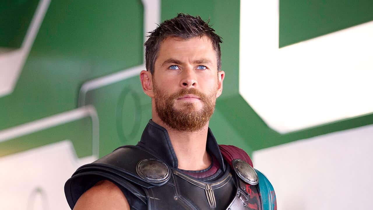 Chris Hemsworth impugna le spade nel nuovo poster di Thor ...