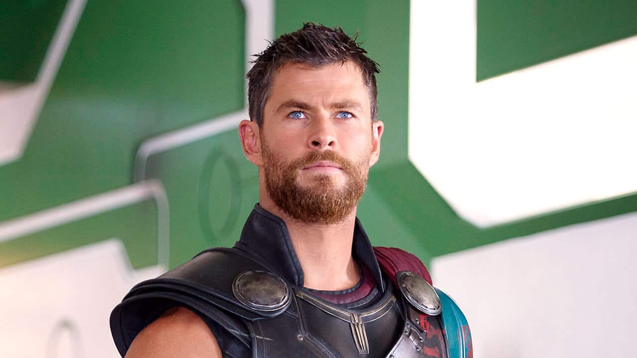 Chris Hemsworth impugna le spade nel nuovo poster di Thor: Ragnarok