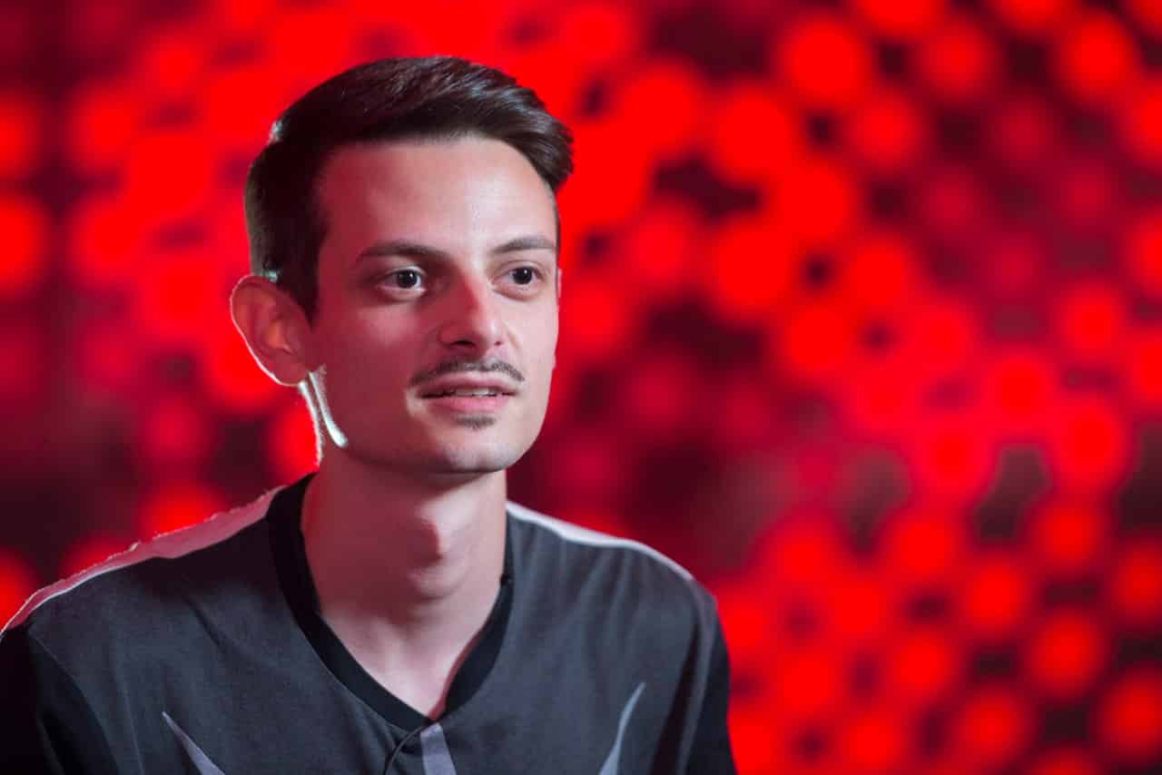 Avete visto la fidanzata di Fabio Rovazzi? È una YouTuber e influencer di successo ed è specializzata in sigarette elettroniche