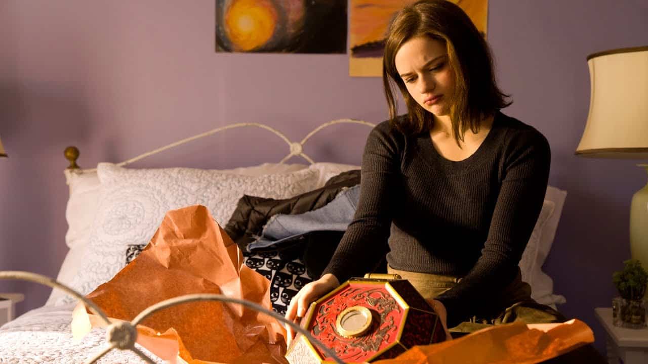Wish Upon: la mortale scatola dei desideri in una featurette dell’horror