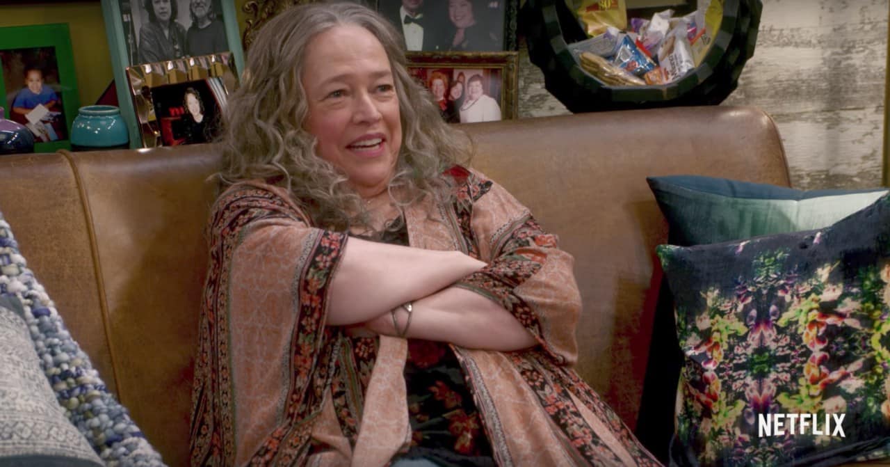 Disjointed: nuovo trailer per la serie Netflix con Kathy Bates