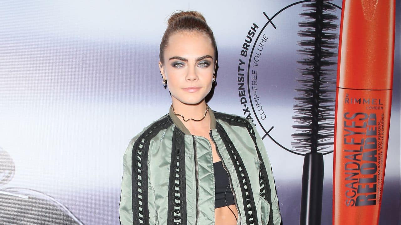 Cara Delevingne con Orlando Bloom nella serie Carnival Row