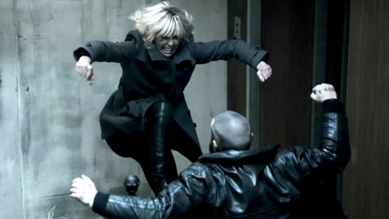 Charlize Theron in fuga sulle note di I Ran nella nuova clip di Atomica Biona