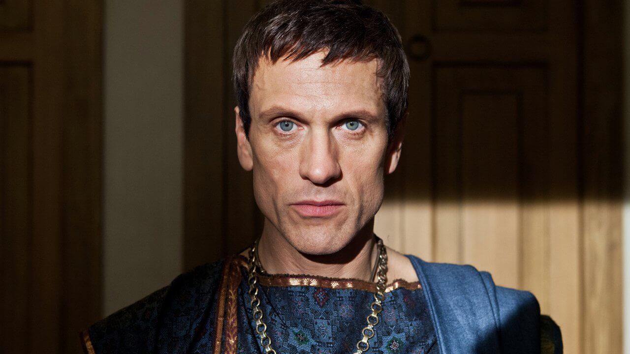Legends of Tomorrow 3: Simon Merrells sarà Giulio Cesare