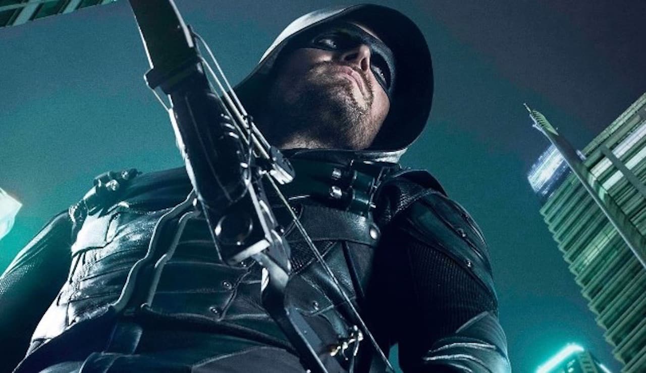 Arrow 6: Stephen Amell è pronto a combattere nel nuovo poster