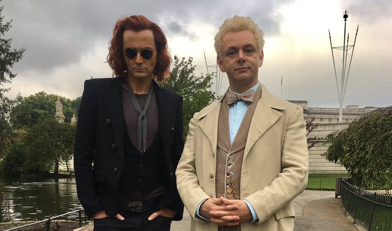 Buona Apocalisse a tutti!: David Tennant e Michael Sheen elegantissimi nella prima foto