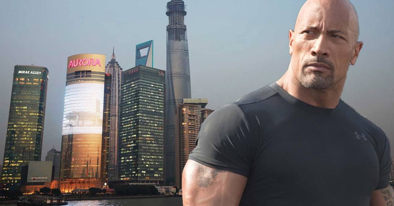 Skyscraper: Dwayne Johnson abbraccia una fan sul set del film